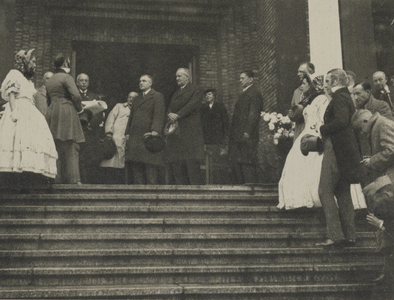 300273 Afbeelding van het aanbieden van een oorkonde aan de directie van de Nederlandsche Spoorwegen, op het bordes van ...